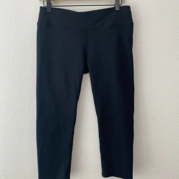 Fabletics Black Capri SZ M - Picture 2 of 6